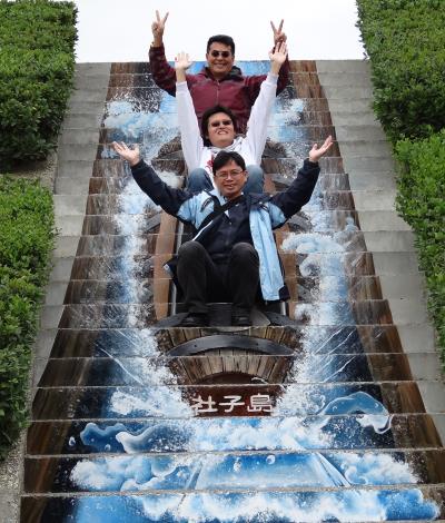 搭上這艘「社子島號」比比看誰的表情最融入畫面。