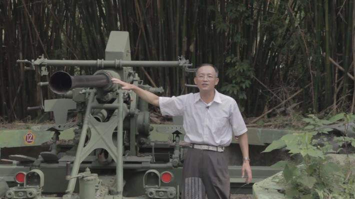 退役連長黃安元解說四O砲操作方式