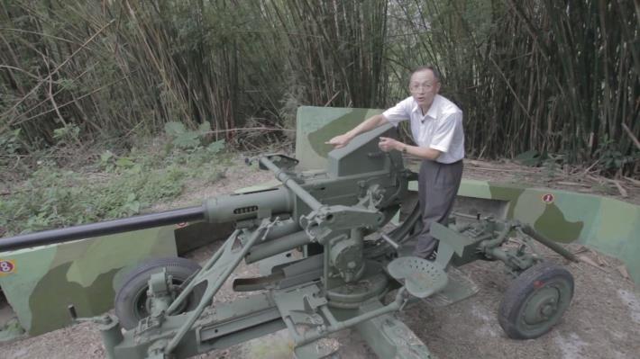 退役連長黃安元解說四O砲操作方式