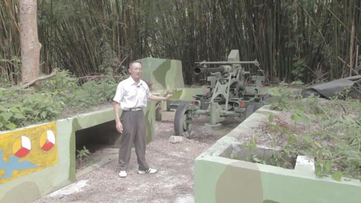 退役連長黃安元解說四O砲操作方式
