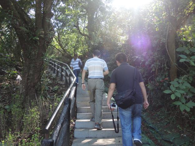 遊客漫步在四O砲陣地旁步道