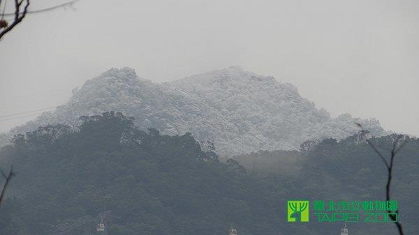 猴山岳呃山頭積雪