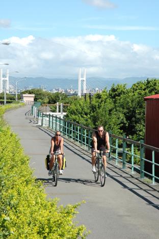  臺北市河濱自行車道長達112公里，串聯全市29個河濱公園 