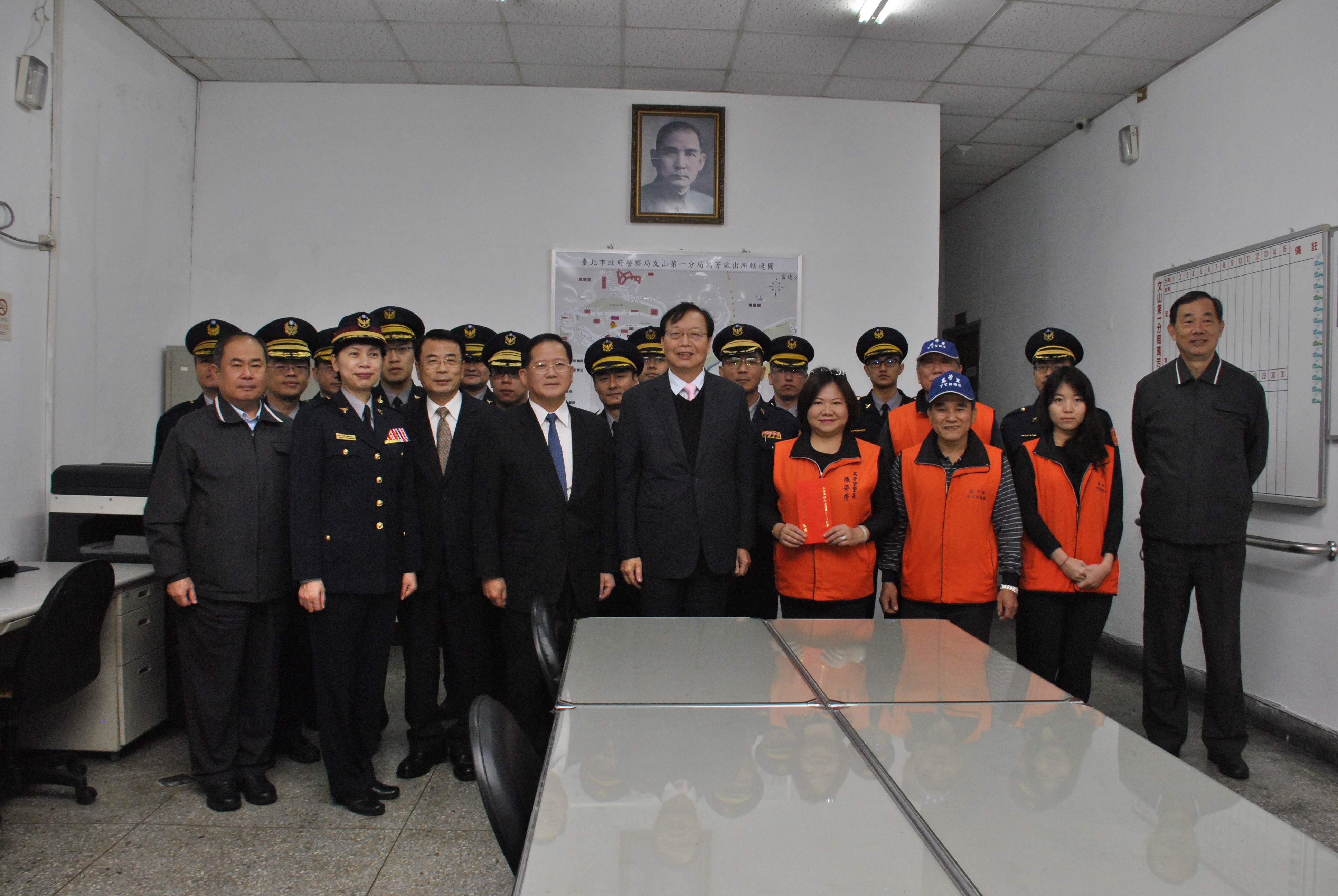 臺北市政府警察局士林分局新聞稿內政部陳威仁部長蒞臨臺北市政府警察局文山第一分局萬芳派出所,慰問警察同仁及巡守隊員春安工作辛勞