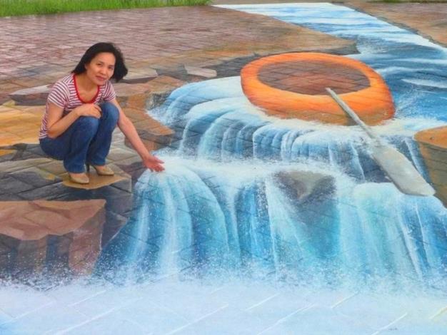 島頭公園的「溪流泛舟3D地景」 吸引民眾前來打卡拍照