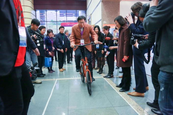 照片2：柯文哲試騎荷蘭館自行車
