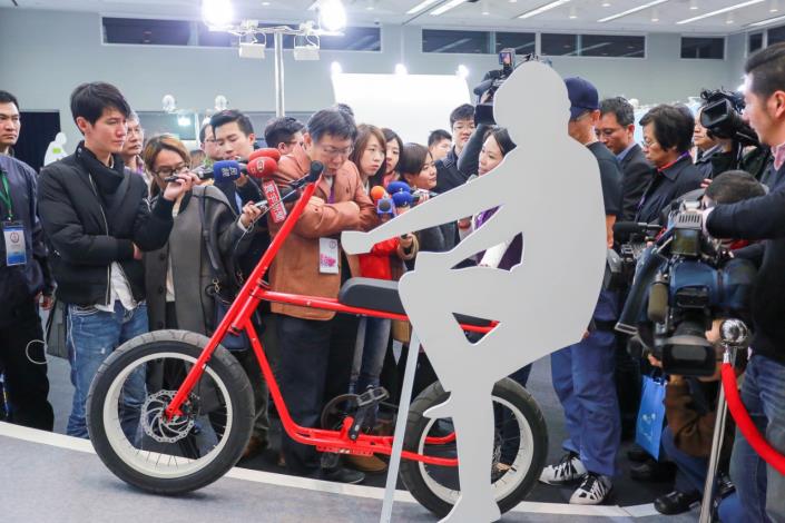 照片5：外貿協會向市長柯文哲介紹現今自行車發展趨勢