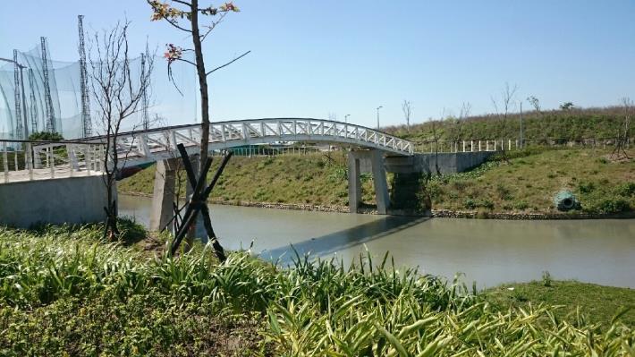 洲美蜆仔港公園人行拱橋連接兩岸