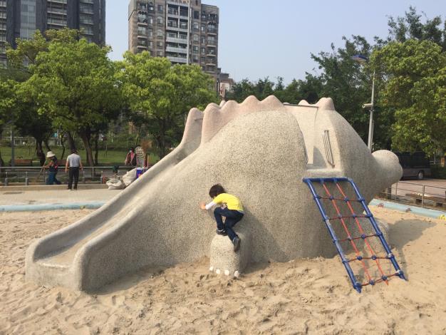 已符合CNS規範的恐龍滑梯，可讓小朋友放心使用
