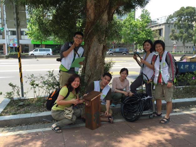 台大森林系團隊巢箱掛置工作照(於大安森林公園攝，台大森林系提供)