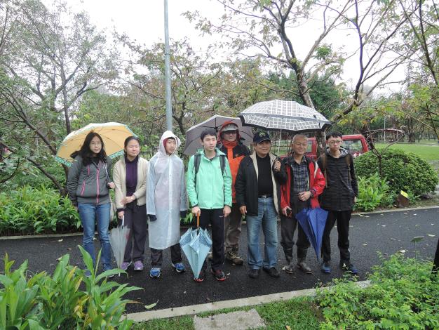 邀請民眾一同參與螢火蟲幼蟲放養活動(大安森林公園之友基金會提供)
