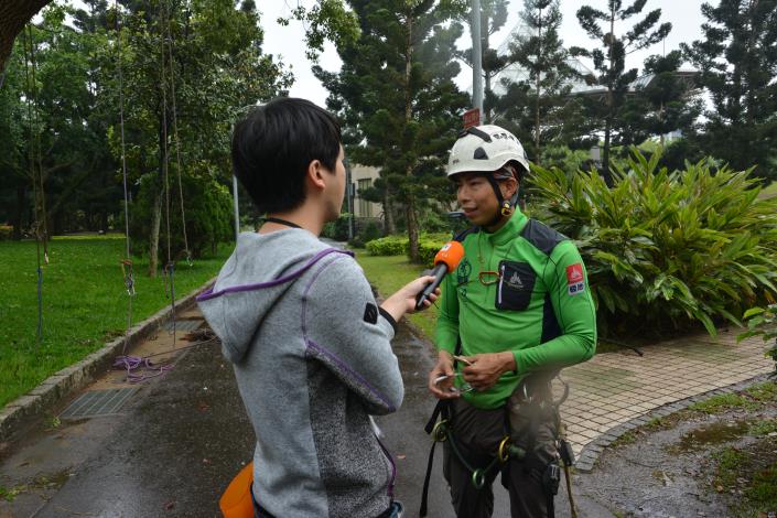 現場記者採訪攀樹師相關攀樹知識(於大安森林公園攝)