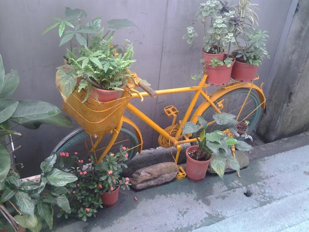 廢棄的腳踏車在里長的巧手下搖身一變，成了藝術品！