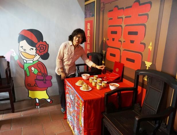 展間「茶甕捧過去，給你有福氣」