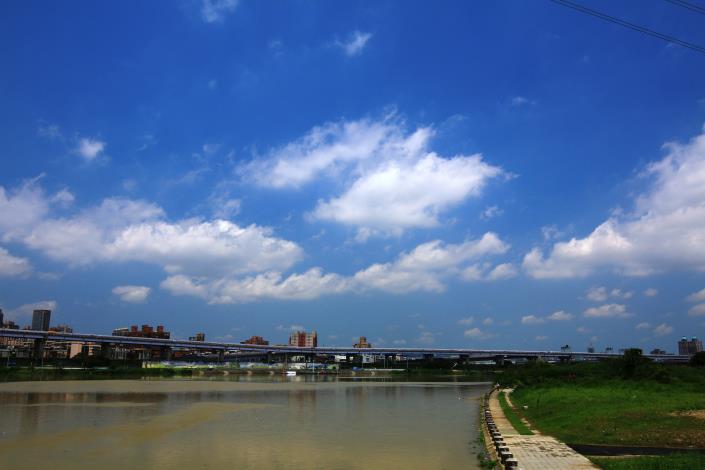 站在橋上遠眺新店溪，遼闊的河岸美景，令人心曠神怡