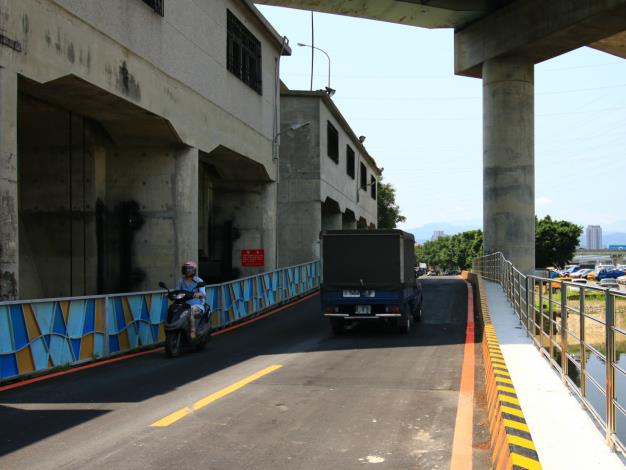 舊橋經修整坡度為平緩後，供汽機車雙向通行。