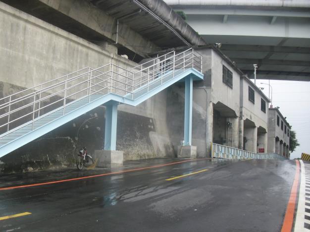 舊橋經修整坡度為平緩後，供汽機車雙向通行。