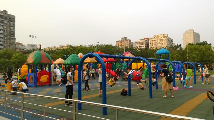 遊戲區是一家大小歡樂的園地