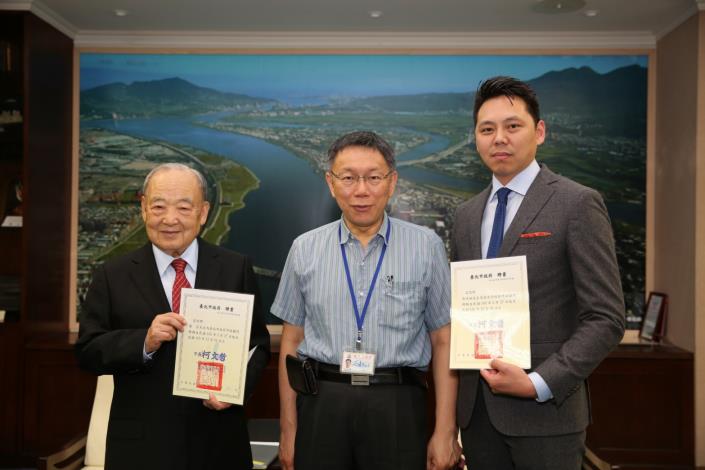 照片-市長頒發市政顧問證書(左起果芸、柯市長、愛立信電訊副總裁吳承澔)