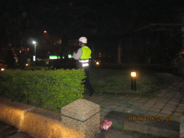 圖4：駐衛警晚上仍持續巡邏鄰里公園(信義區黎富公園)