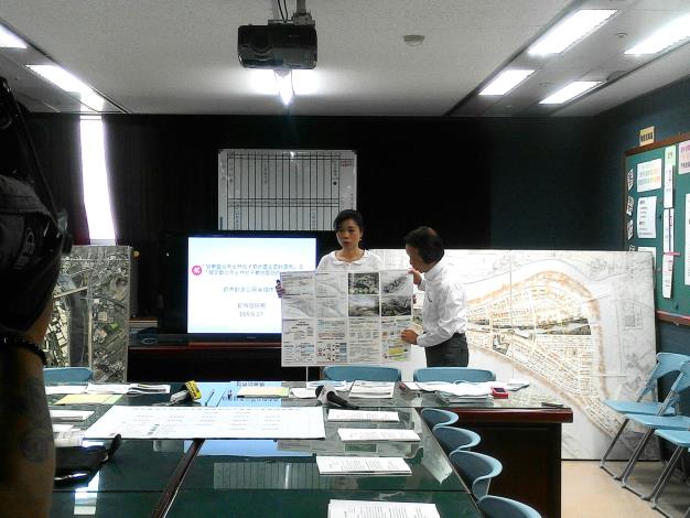 邵副總工程司琇珮介紹都市計畫公開展覽摺頁內容