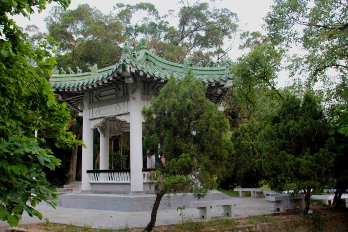 16胡適公園-學者墓園旁涼亭，以胡適先生最愛的白色油漆重新整修