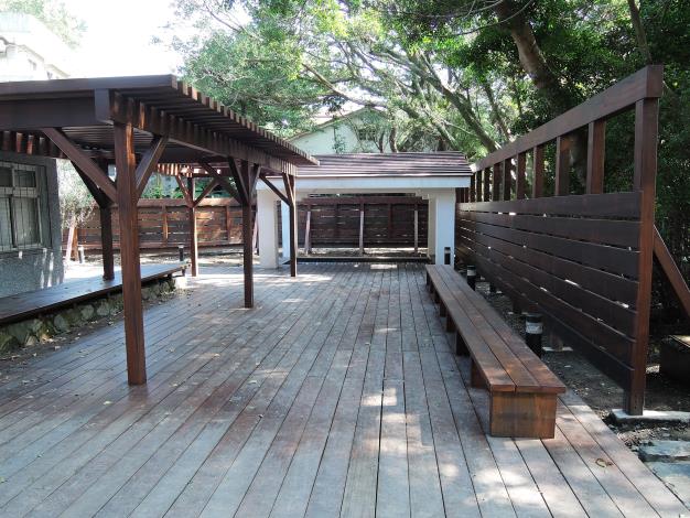 05前山公園-女公共浴池外新設戶外休憩木平台