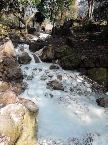 07前山公園-原有地下溫泉暗管及水泥排水溝打除，以生態工法將其轉化生態溪流