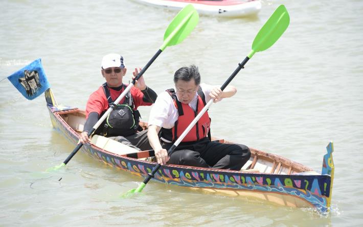 臺北市長生平第一次下水體驗獨木舟