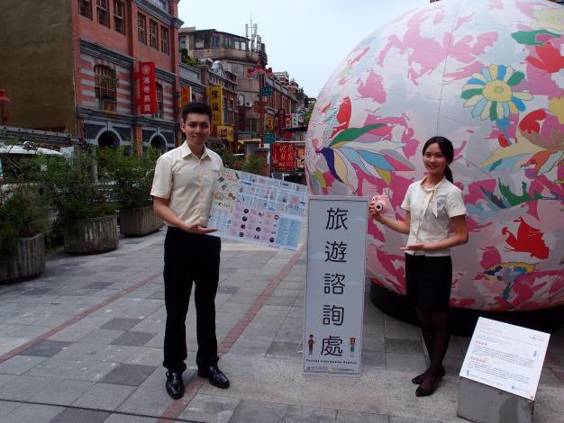 大稻埕遊客中心於URS站點及永樂市場前廣場駐點服務，歡迎旅客前來諮詢_陳仰威攝