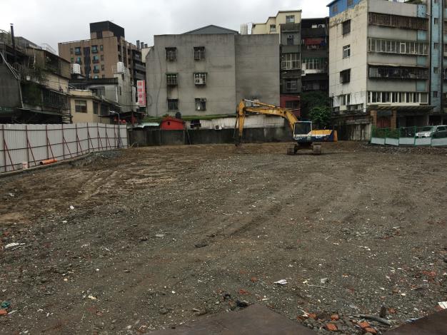 06.完成拆屋後進行整地，巷弄裡整體環境變的更明亮