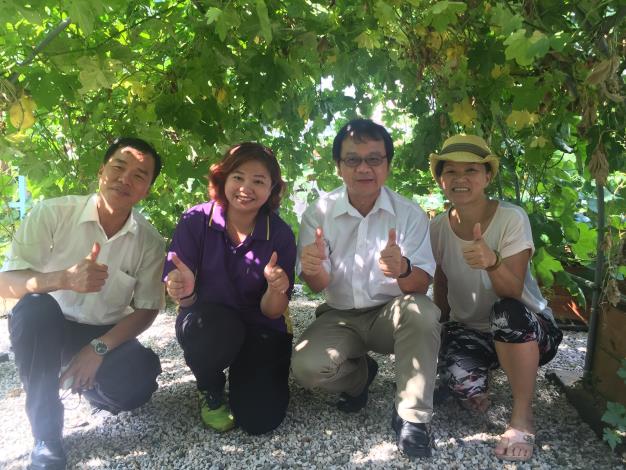1.天山里里長、德行里里長、公園處黃處長及陳老師(左起)於綠屋頂瓜棚下合影