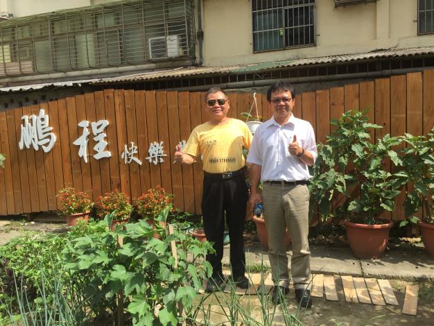 2.鵬程里許里長與公園處黃處長(左起)於農園合影