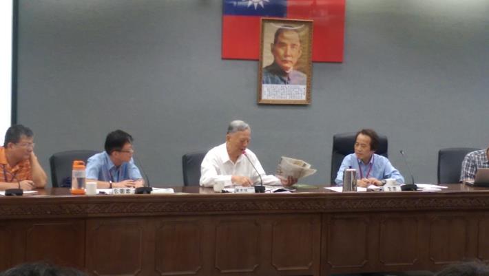 4.黃前市長大洲收集近日剪報，對本府提出建議。