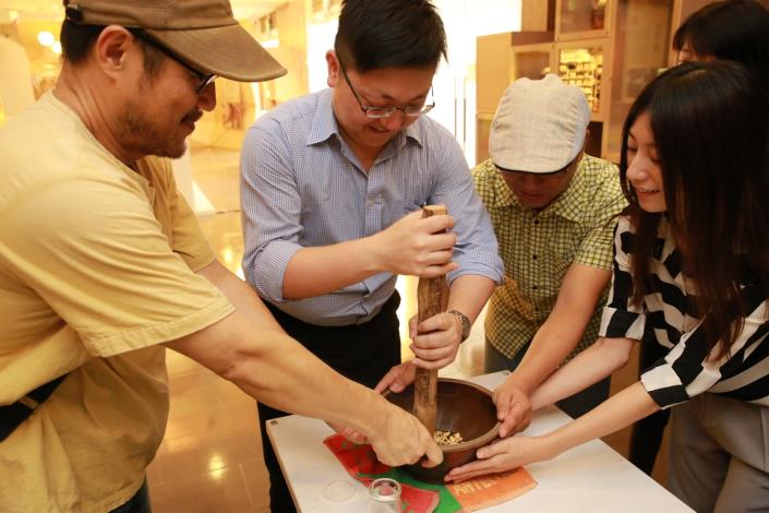 臺北市客委會主委鍾永豐(左1)與臺北市議員徐世勳(左2)體驗客家擂茶文化