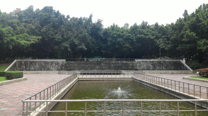 照片4. 公園更新前-不透水鋪面廣場及舊水池
