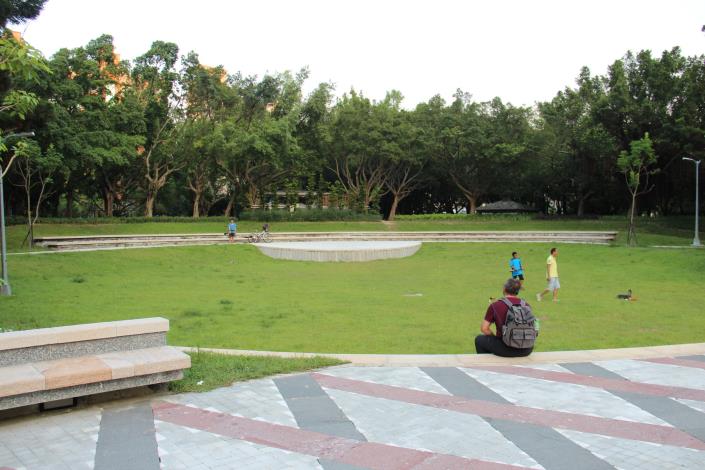 照片12.忠誠公園中央的大面積「曼波草坪」及「愛樂小劇場」