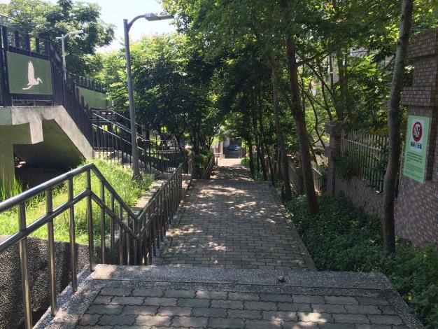 圖4、在南湖國小及南湖高中間的通行空間以階梯步道為主