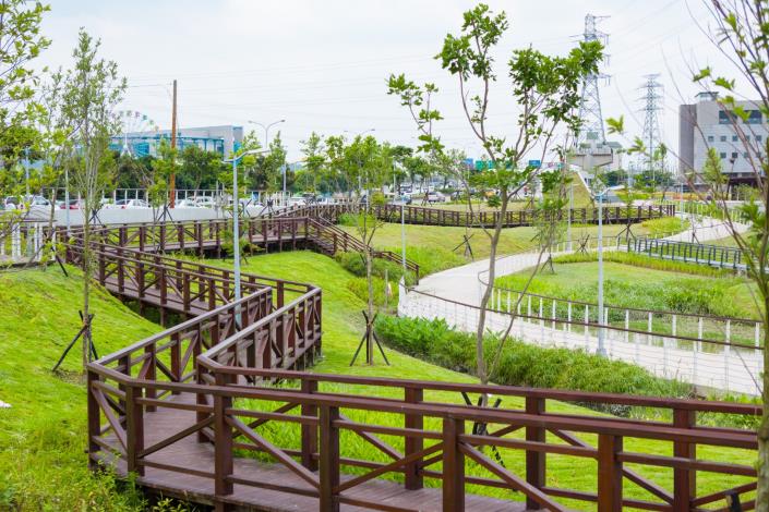 照片8.洲美蜆仔港公園-賞景曲徑木棧道通往草澤濕生區