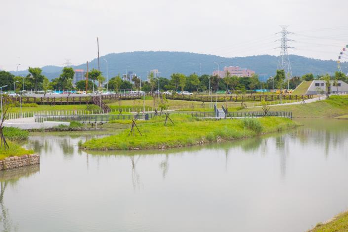照片7.洲美蜆仔港公園-兼具休憩、防洪、生態的濕地公園