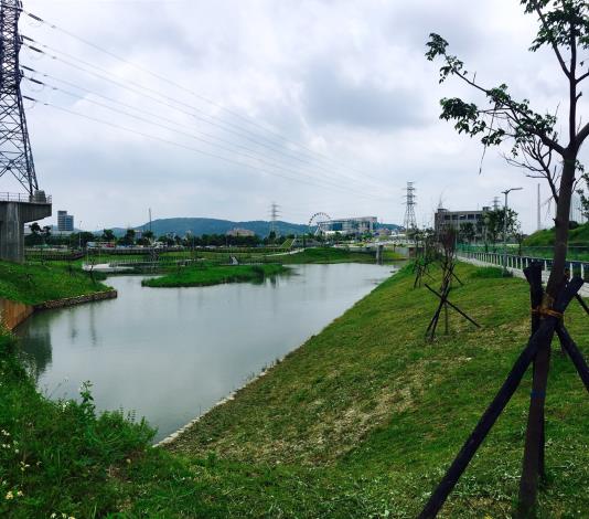 照片10.洲美蜆仔港公園-遠眺七星山及大屯山系之壯麗山形