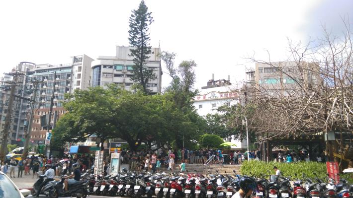 圖3. 北投公園跳泉廣場上滿滿的抓寶人潮