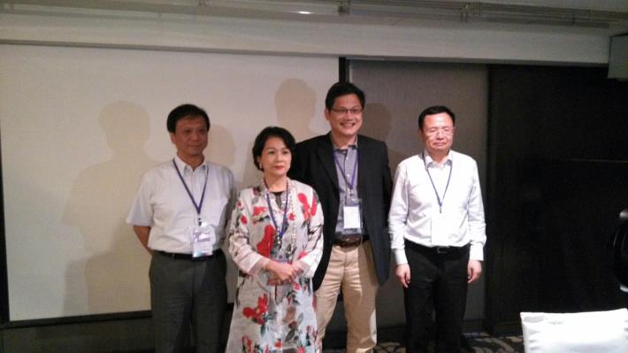 李維斌局長、邱月香理事長、盧希鵬教授及邵志清副主任合影(由左至右)