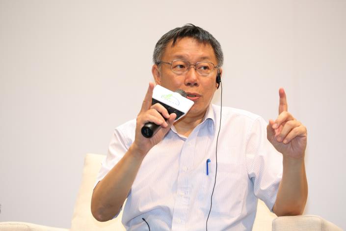 台北市市長柯文哲認為要建立機制打破貧窮的世襲局面。