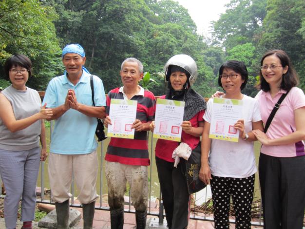圖-木柵萃湖志工結業式頒發結訓證書