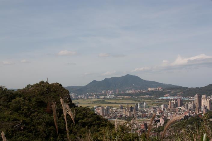 遠眺山巒層層視野遼闊