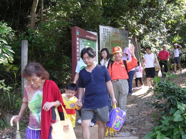民眾扶老攜幼參與