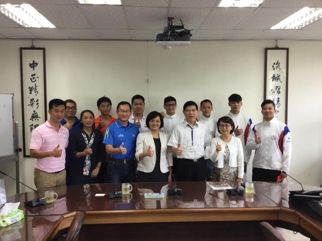 臺北市體育局副局長及袁守方科長前往中正高中祝賀選手獲佳績