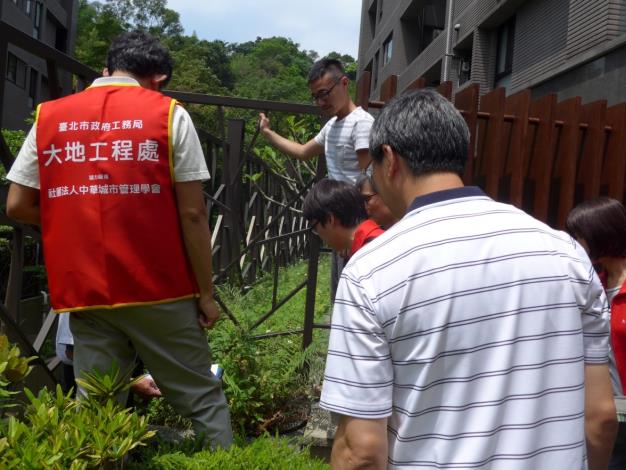 圖6：防災專員協助社區研判沉沙池現況是否有異常徵兆。