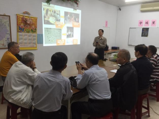 圖1：防災專員教導社區民眾防災知識。